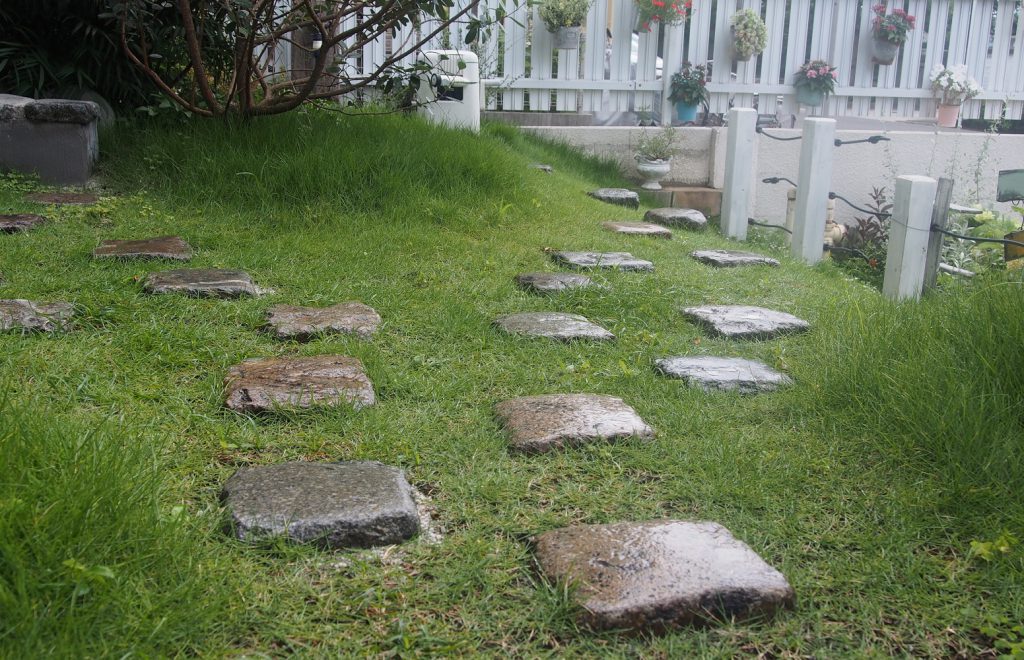 お庭の小道　飛び石